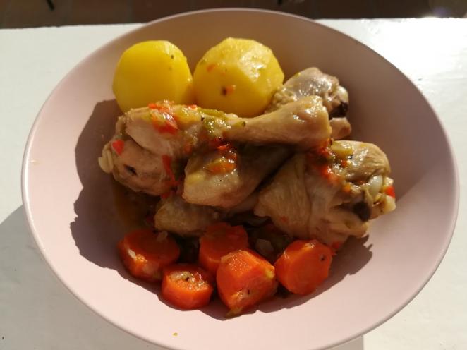 Receta de Muslitos de pollo con patata y zanahoria
