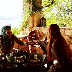 Lady Olenna Tyrell le ofrece a Sansa Stark un pastel de lim?n, receta de nutricienta