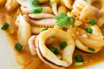 Imagen de la receta de Calamares en salsa de cebolla y vino blanco (por healthyfit)