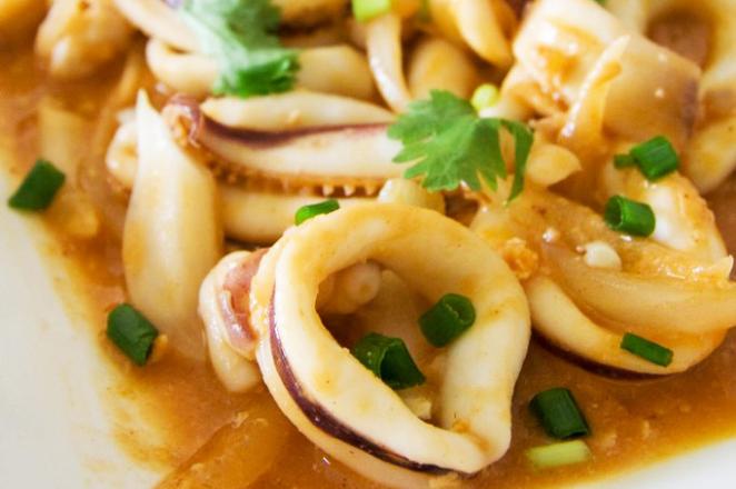 Receta de Calamares en salsa de cebolla y vino blanco (por healthyfit)