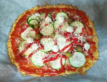 Imagen de la receta de Pizza de vegetales y queso con base de coliflor