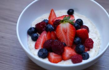 Porridge de avena y frutos rojos