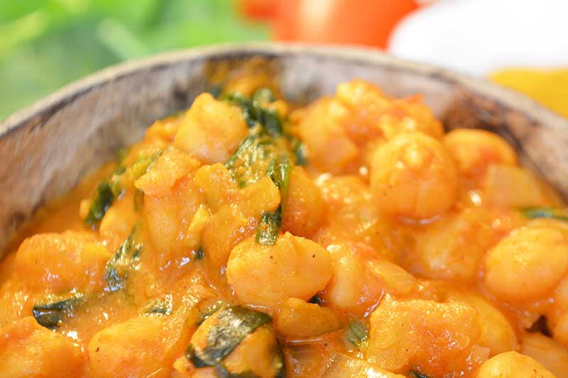 receta de curry de garbanzos, tomate y espinacas por nutricienta