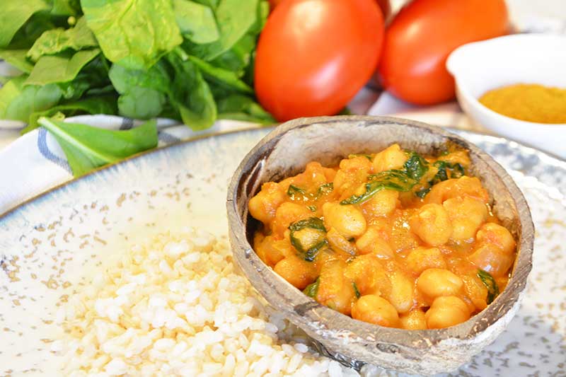 receta de curry de garbanzos, tomate y espinacas por nutricienta