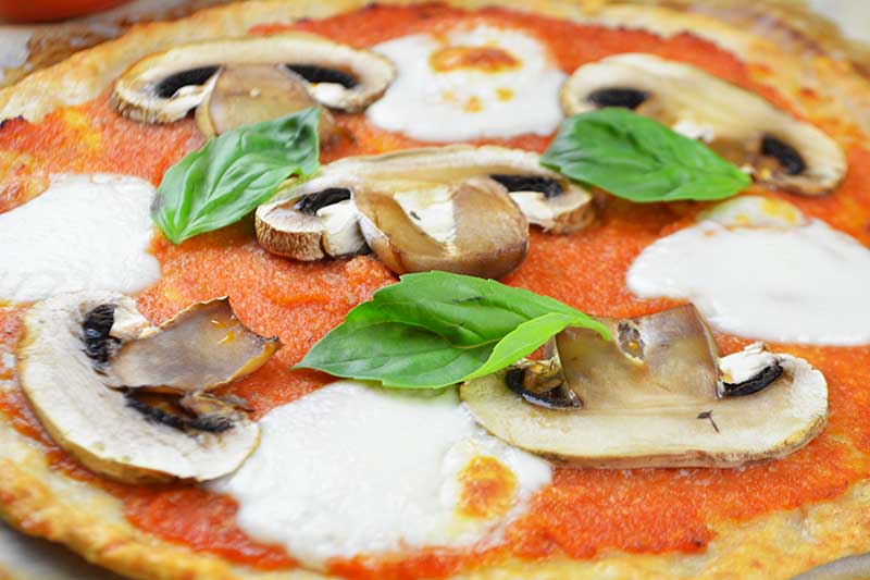 receta de pizza saludable con base de pollo y sin harina ni gluten